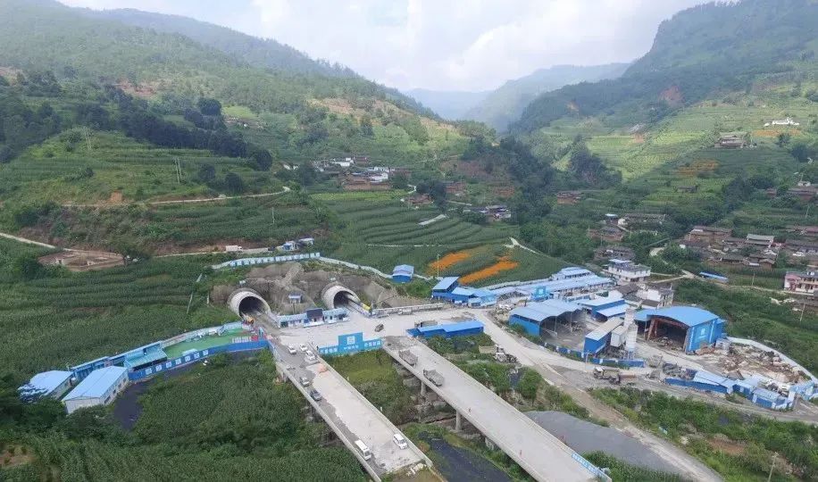 中国建筑云南华丽高速公路营盘山隧道具备双向通车条件