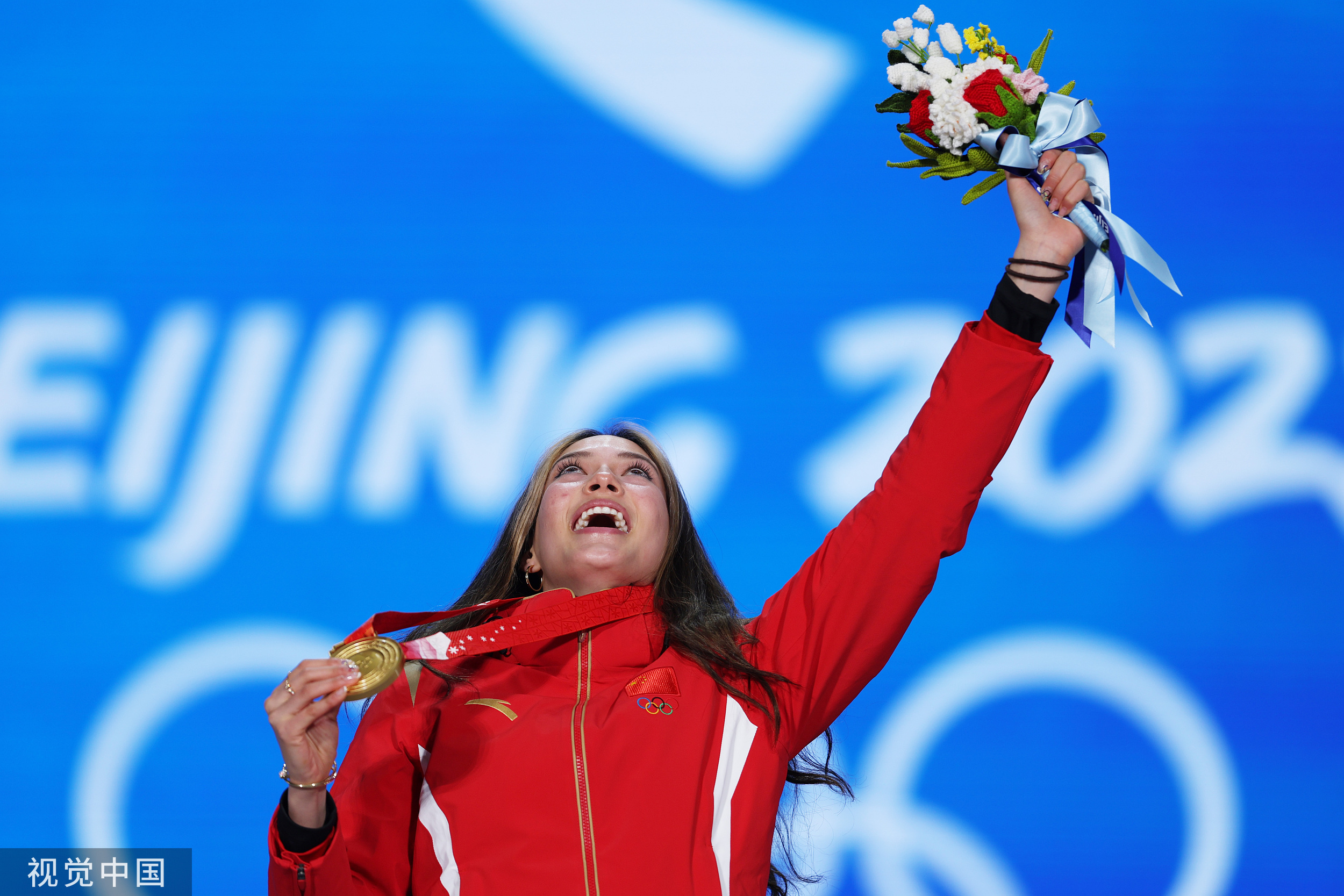 两金一银!谷爱凌u型场地夺金,她如此热爱着自己的生活