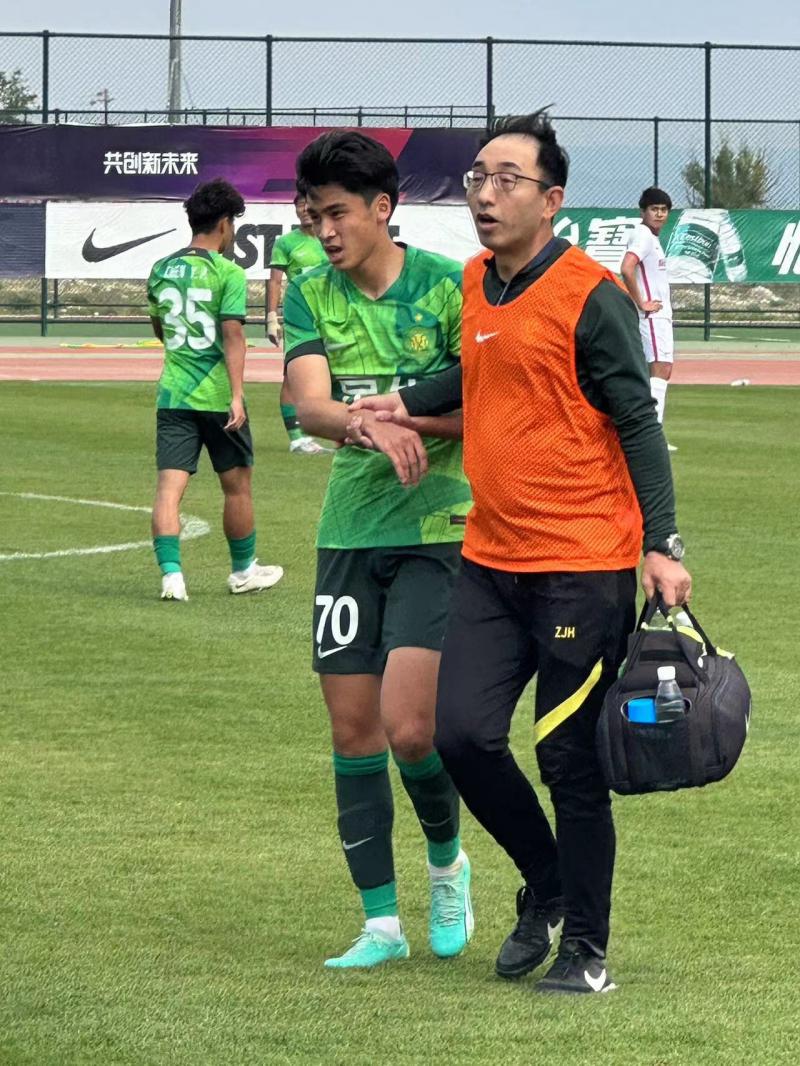 u21联赛|国安u21小将李奕萱疑似手部骨折