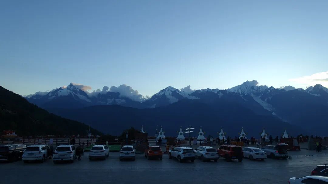 摄图网_701508506_傍晚雪山观景台停车场佛塔自然景观(非营利使用).jpg