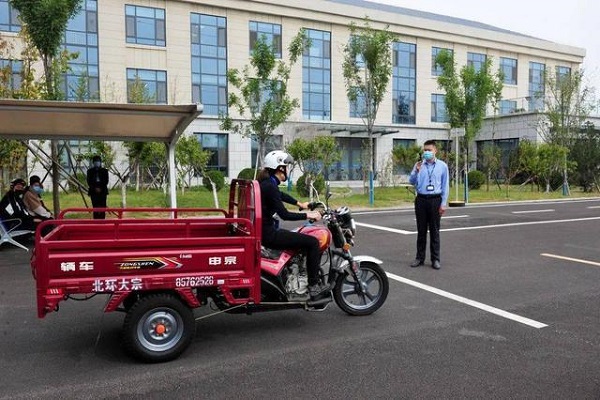 三輪摩托車科目二繞樁技巧