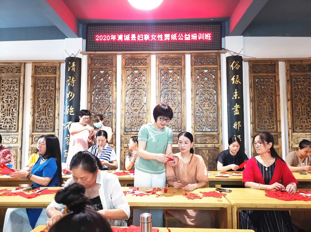 榜样在身边手艺人周冬梅以匠心守初心以巧剪画时代