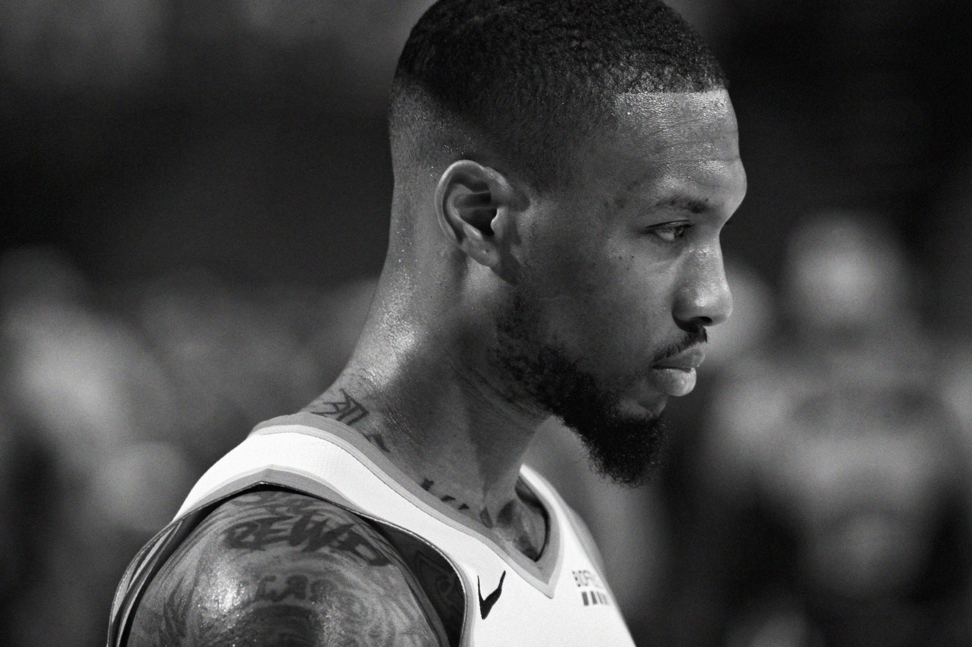 利拉德看表时刻!关键时刻连得8分 造进攻犯规,超远三分射杀勇士