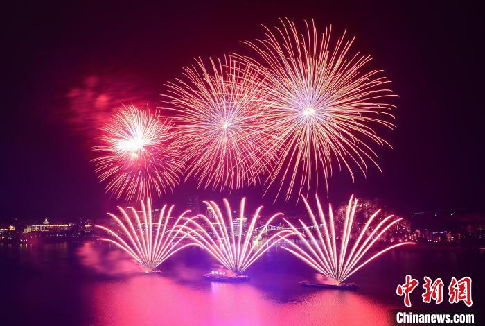 火树银花映春江 杭州富春江畔上演大型烟花秀