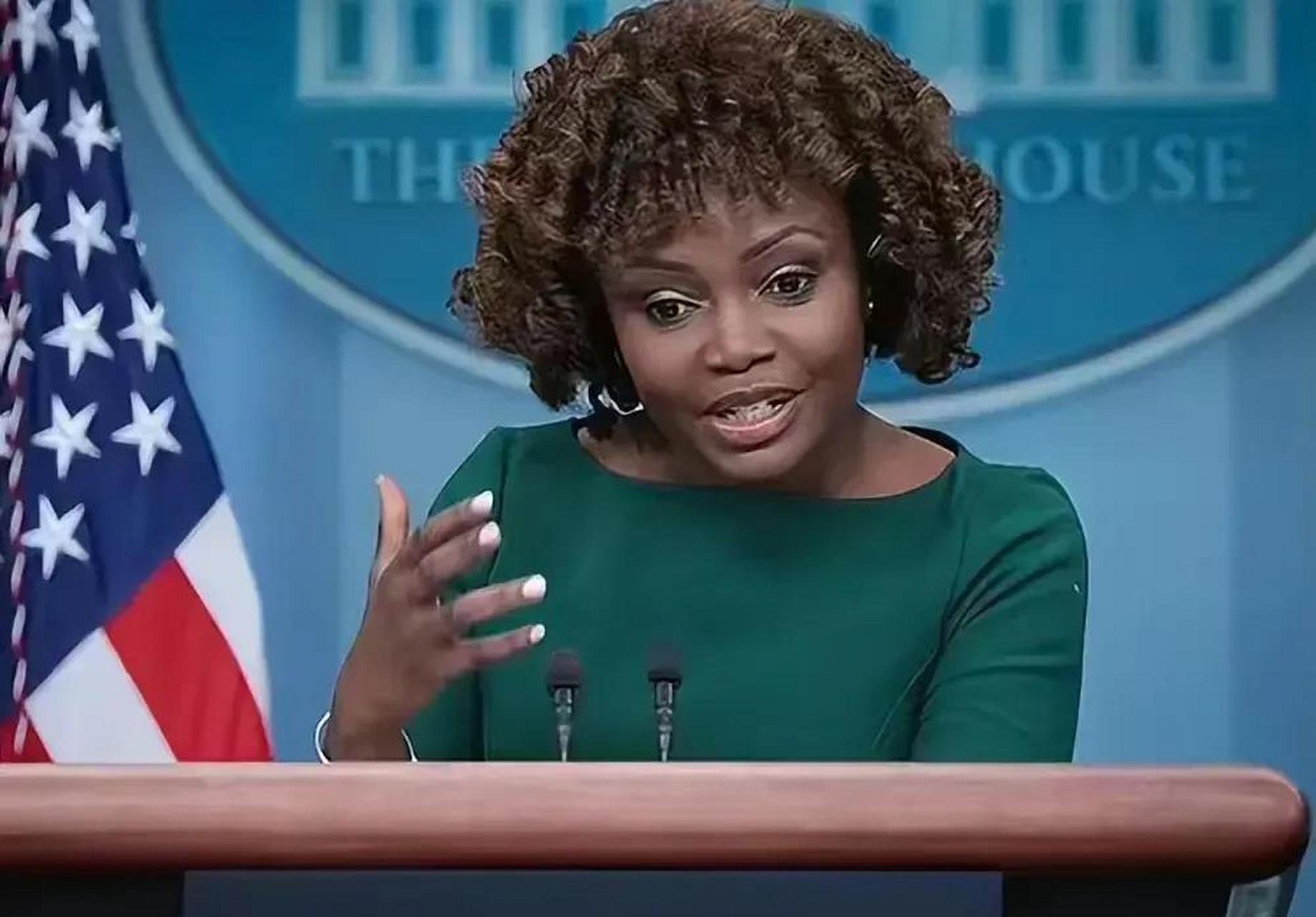 美国这个白宫新闻女发言人叫卡琳·让-皮埃尔,不但黑,而且水平也够洼