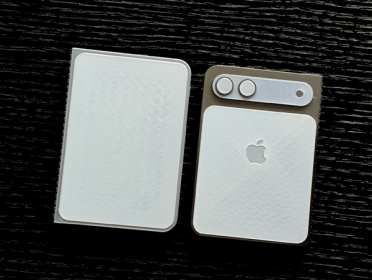 苹果首款折叠屏手机！iPhone Fold模型展示：阔比例+内外双屏