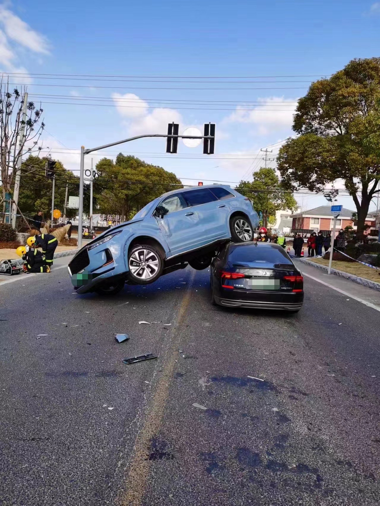 车顶突然飘来一辆车!发生了什么?