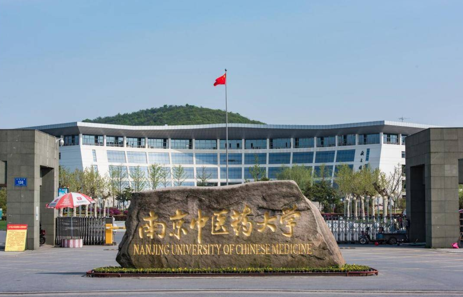 中医课上老师给女同学"把脉",笑容渐渐凝固,学生猜测惹人笑