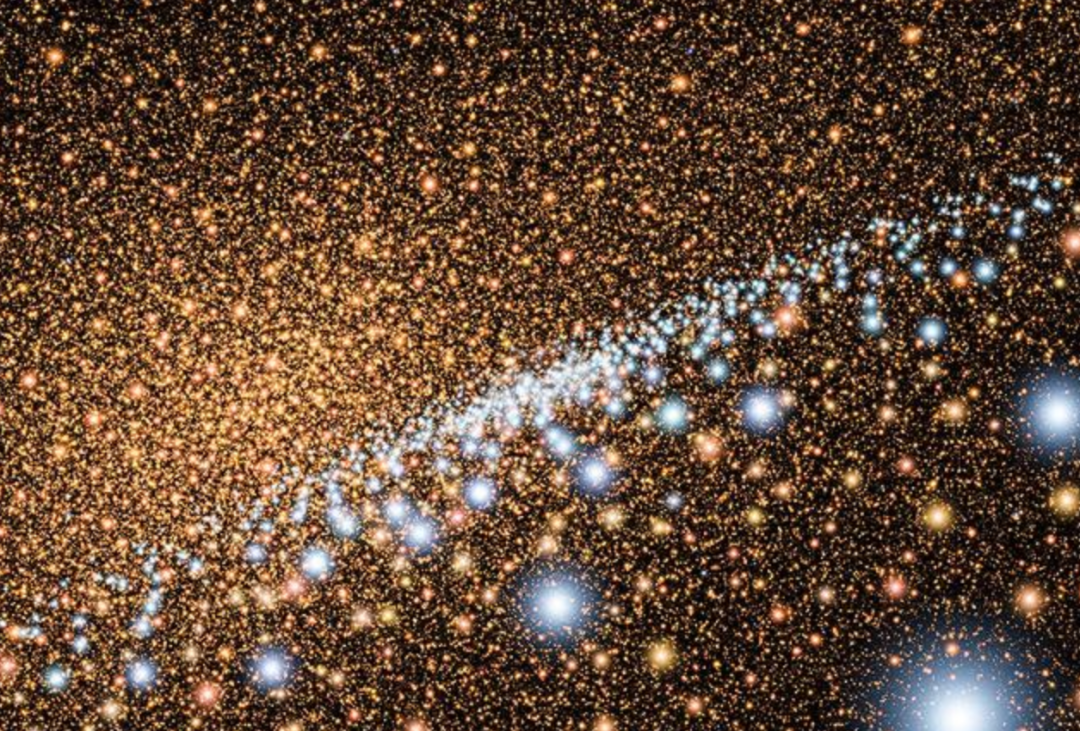 2000亿颗恒星绕着转动,银河系中心到底是什么,为何如此"亮"?