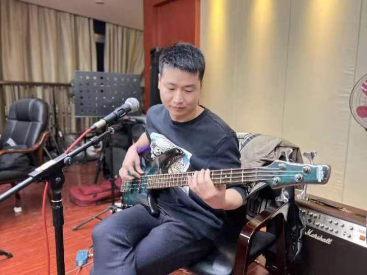 上得了手术台玩得转乐队,湖州外科医生彭福生有两把"手术刀"