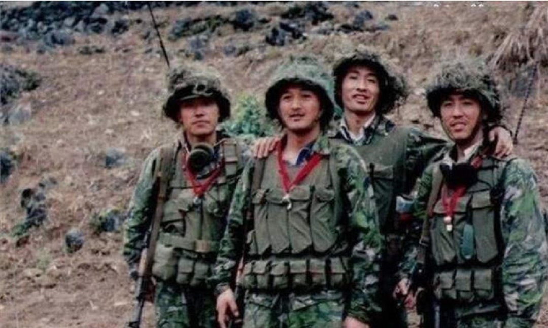 黑豹行动共有31人敢死队,存活的人27年后相聚,队长点名让人奔泪