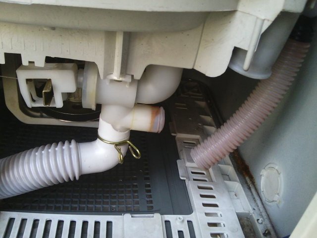 洗衣机后面漏水怎么回事 应该怎么修理