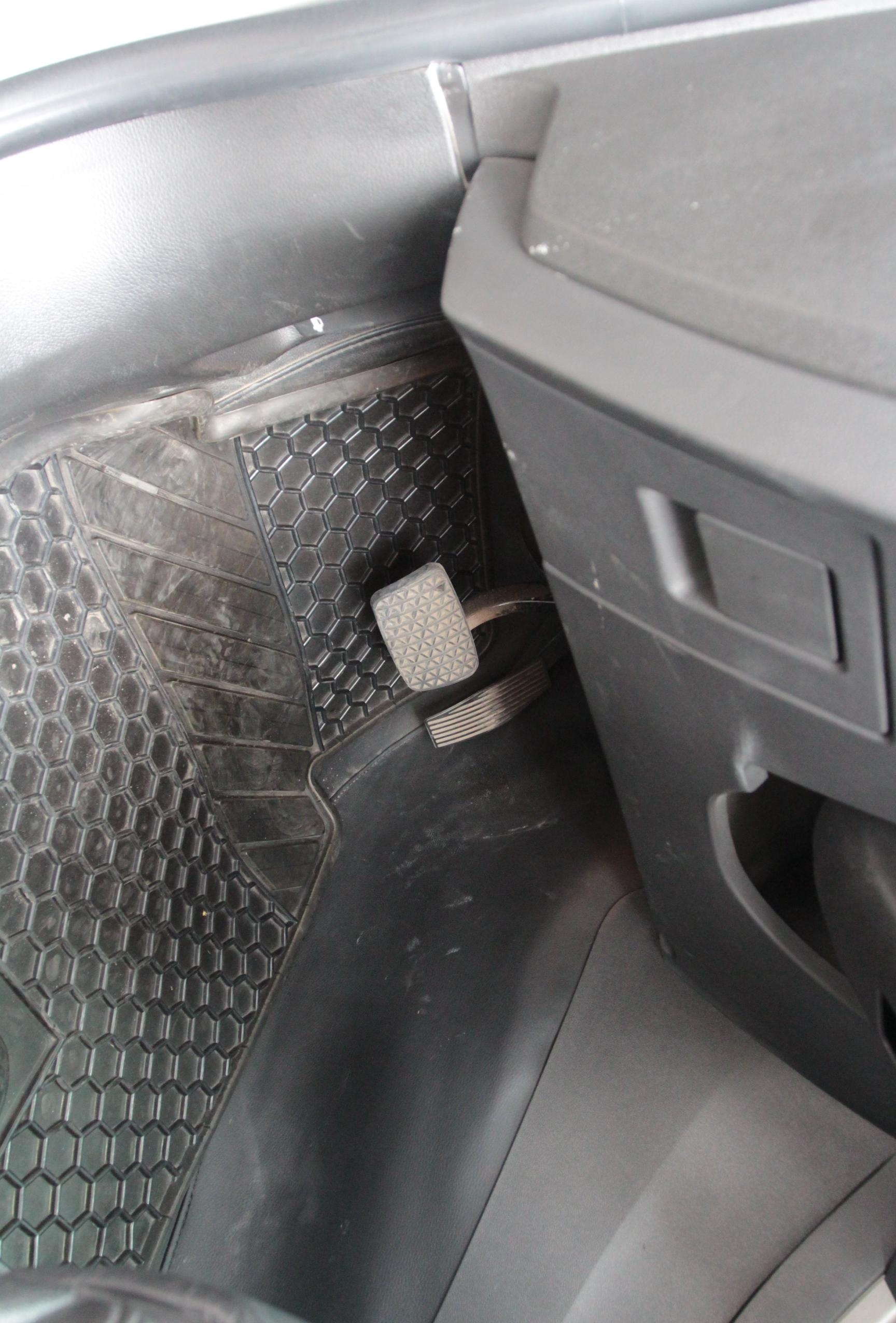 油门脚踏板发麻的原因