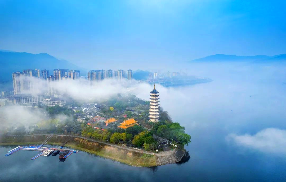 开州举子园,坐落于开州区汉丰湖之畔,占地广阔,建筑宏伟,是汉丰湖景区