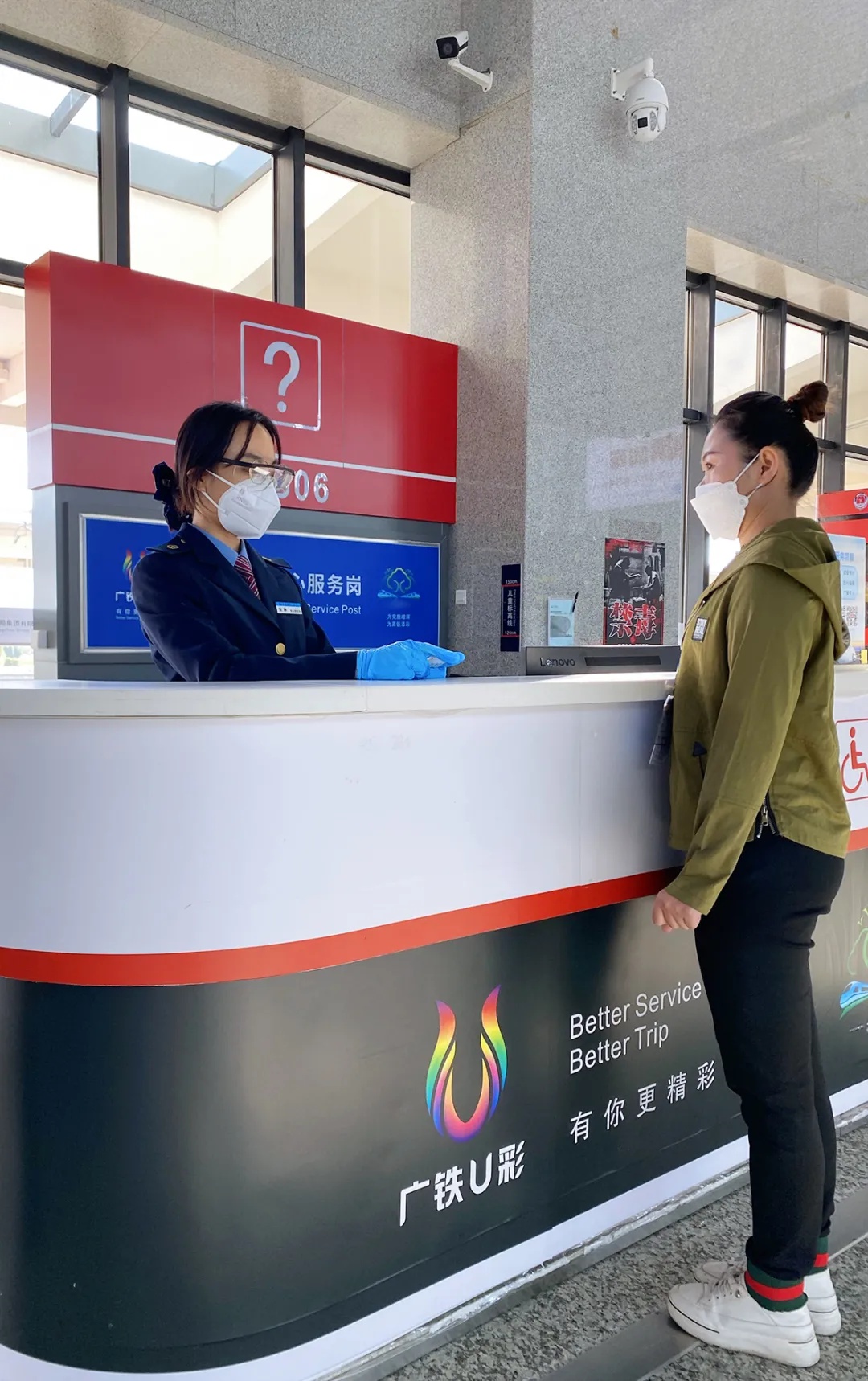 恩平高铁站"漠阳红"服务台为旅客打造温馨服务