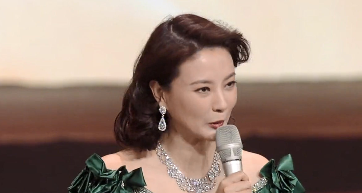 刘芳菲:一边复出主持美术春晚,一边感叹搁置13年的礼服还能穿上