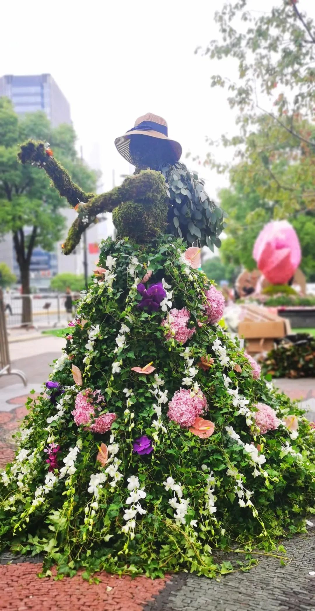 20余万朵鲜花等你来打卡花艺快闪亮相浦东街头