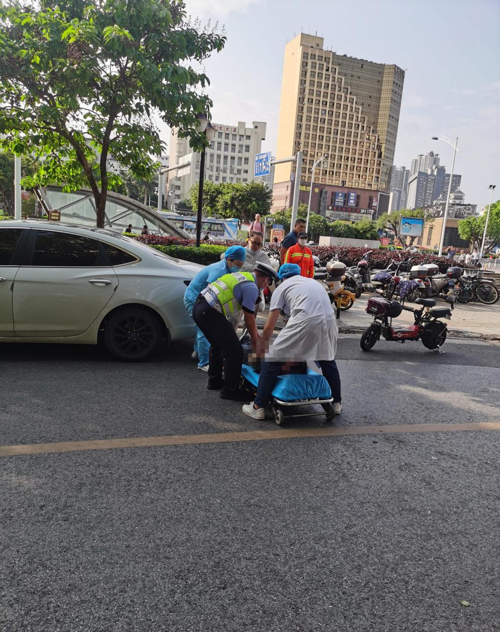 5月5日上午,南宁交警四大队辅警梁世斌在人民东路执