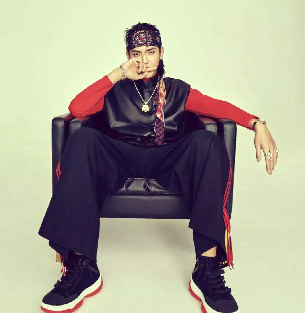 王俊凯新发型亮相《时尚先生》封面,鲻鱼头再掀热潮