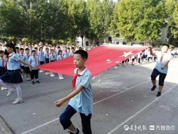 熟悉的升旗仪式!济南市新苑小学举行开学典礼