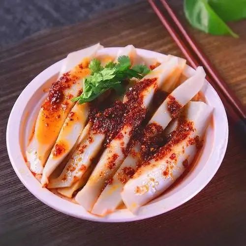 因当地盛产荞麦,所制荞面碗托以其晶莹光亮的外表和清香利口的口感,而