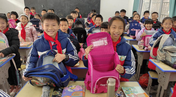 赣州市沙石中心小学:书包"瘦身" 快乐加分