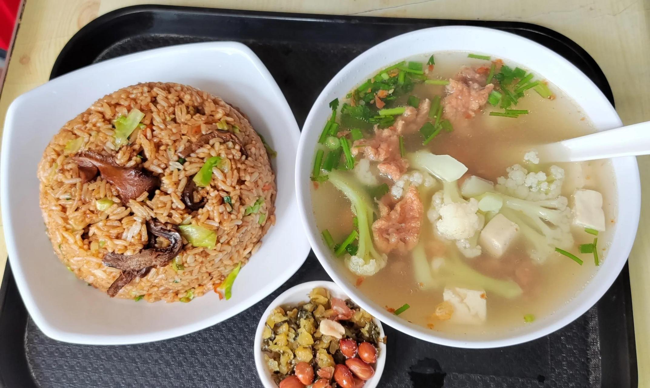 炝肉应该是莆田的,咸饭应该是闽南的,它俩搭配起来,好吃又管饱[赞]