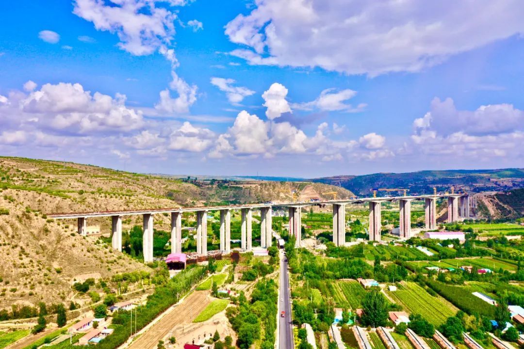 银昆高速全线控制性工程任湾茹河特大桥提前合龙