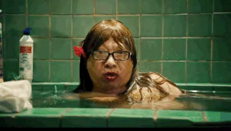 众星为美人鱼馆长庆生!64岁打耳钉生活惬意,长居内地发展事业