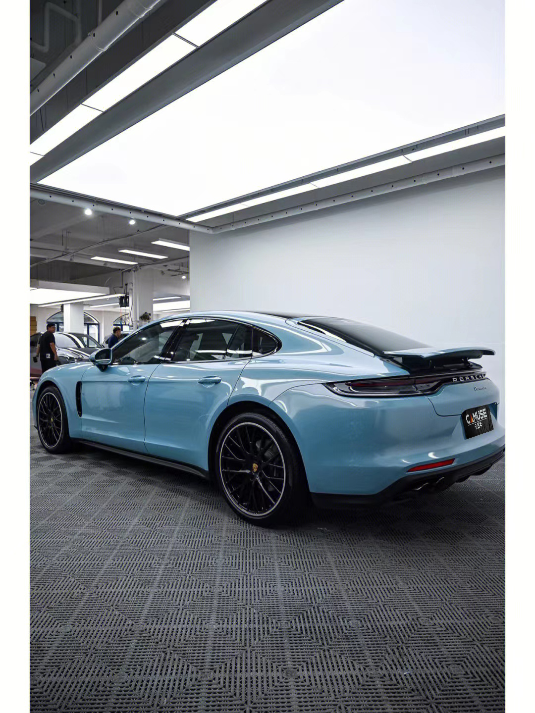 保时捷卡慕斯改色膜冰晶蓝,蓝的清澈通透