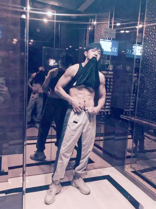 宋仲基与金瀚的腹肌亮相与独特魅力