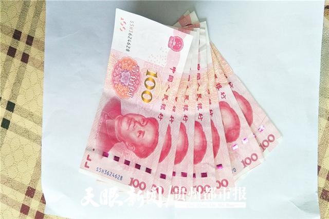 两名初中生捡到700元 把它交到警察叔叔手里面