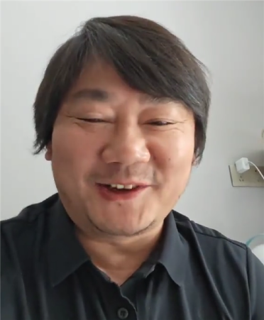 张雪率车队出席儿子校运会：被小同学递纸条 现场介绍自家业务求合作