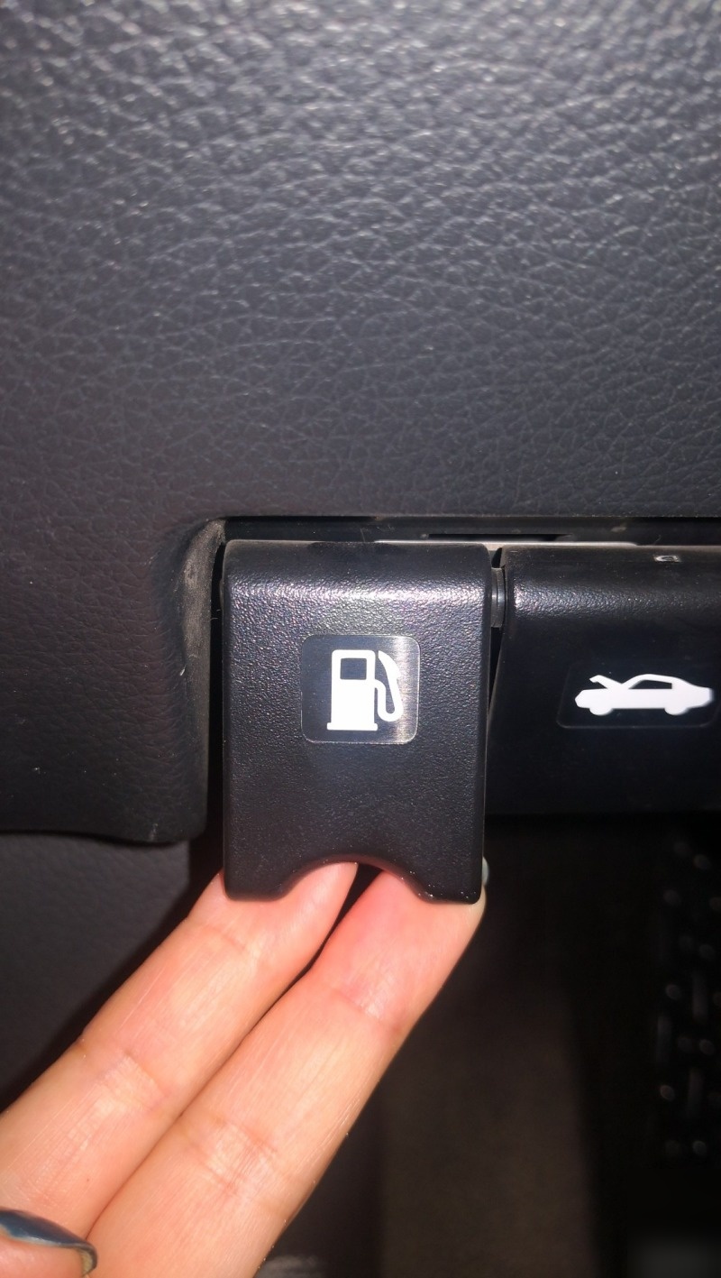 日产奇骏油箱盖按钮在哪