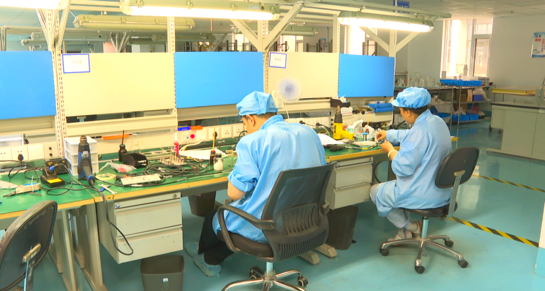 于通信盒与连接器的精细加工;二层车间则致力于集成电路的组装工作;而