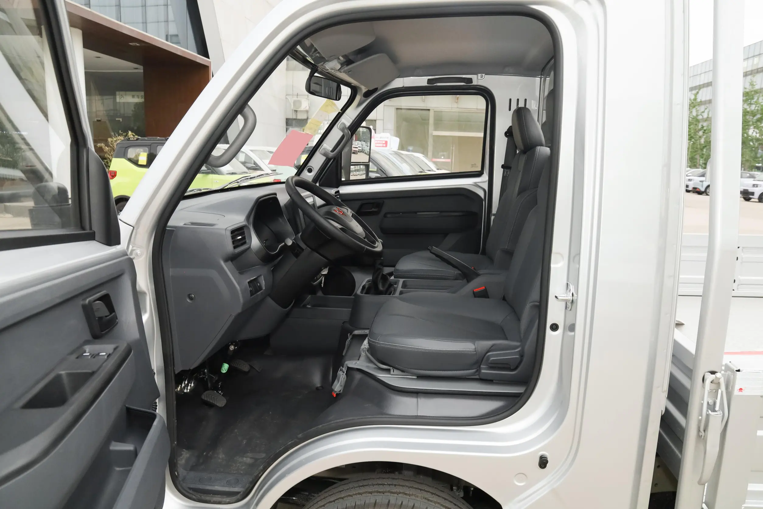 五菱龙卡,货箱长3.8米,轴距3.35米