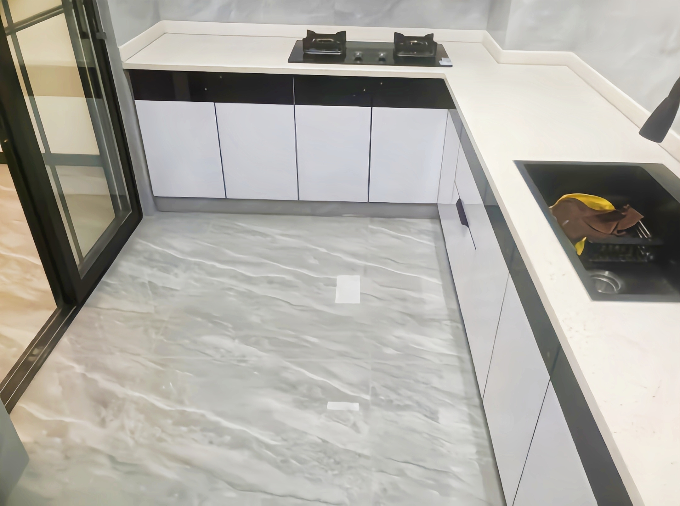 可以选择橱柜晶钢门