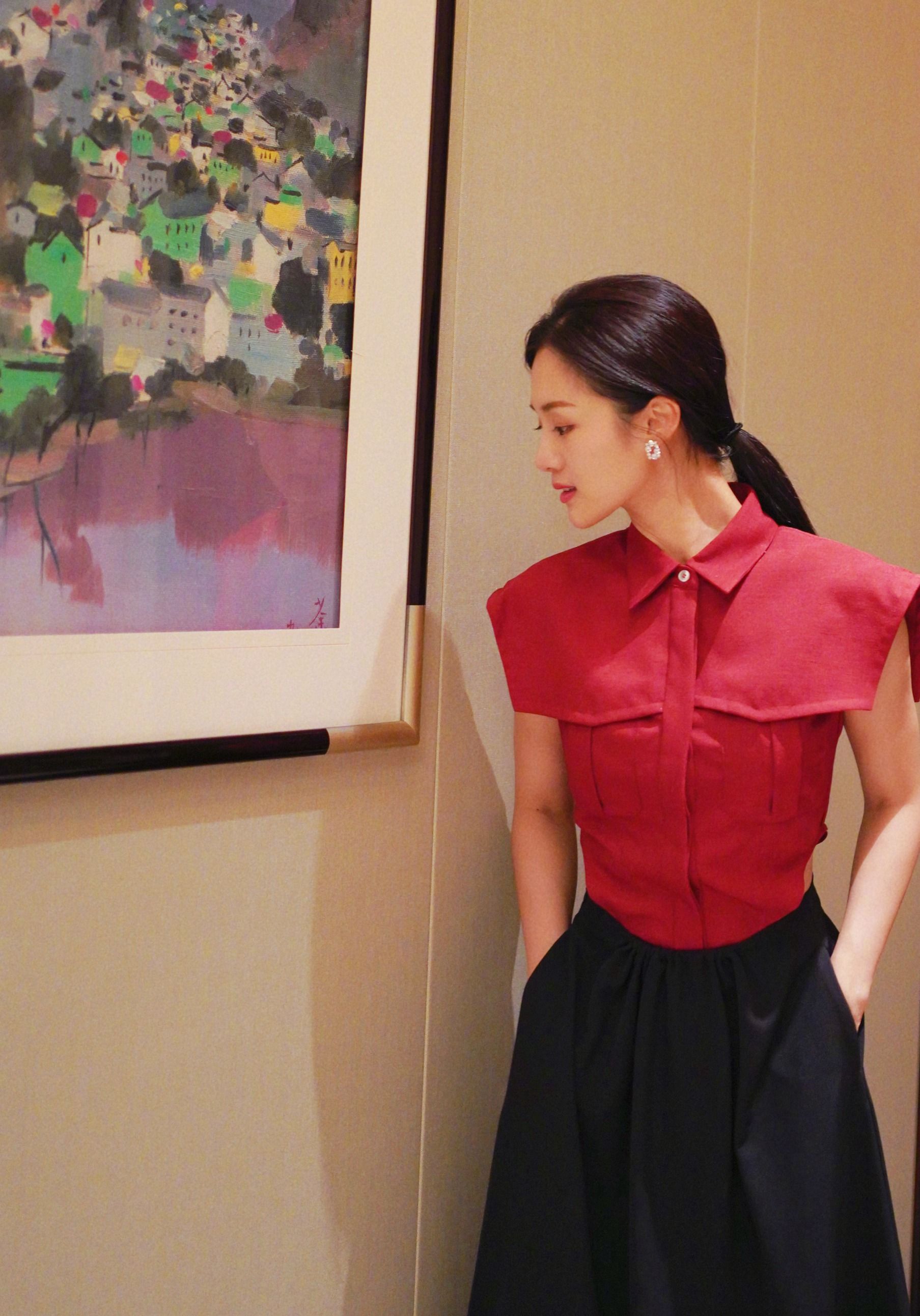 安悦溪红色衬衣黑色连衣裙优雅写真