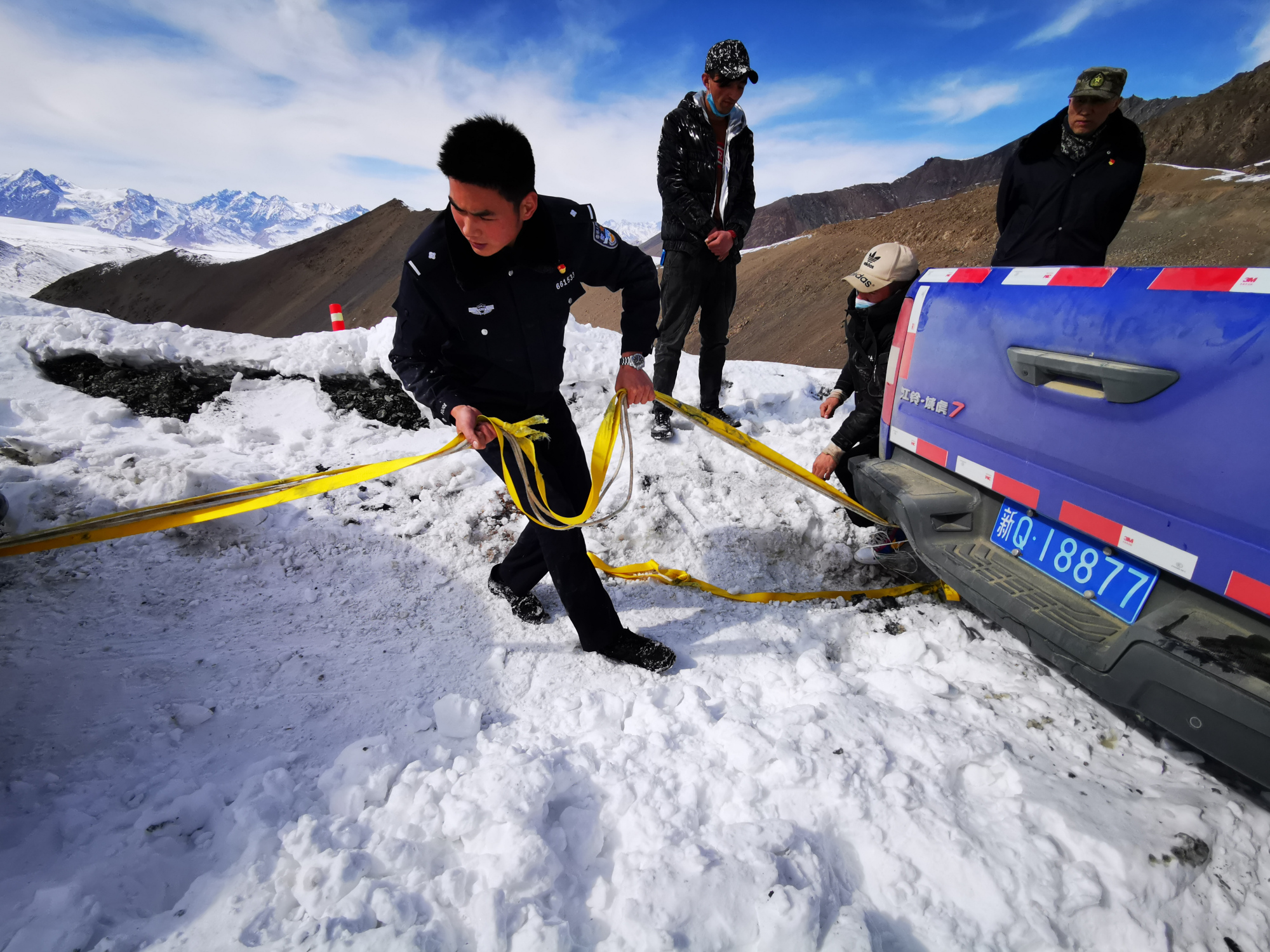 新疆红其拉甫:海拔4650米冰达坂救援被困车辆