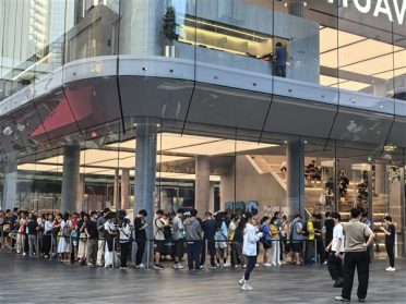 华为新三折叠屏Mate XTs非凡大师开售现场人从众：17999元起