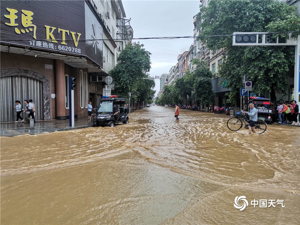 广东连州遭遇强降雨 多地出现水浸街