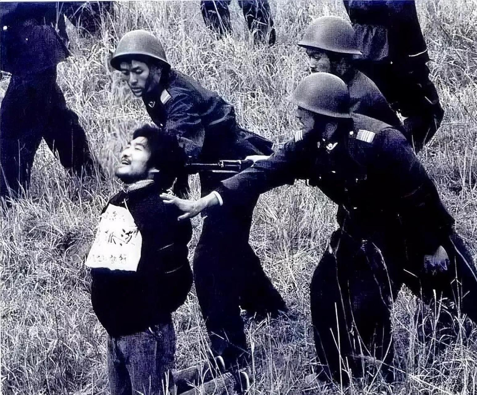 这是1990年,西安北郊刑场,"悍匪"魏振海被枪决的现场,从照片中我们