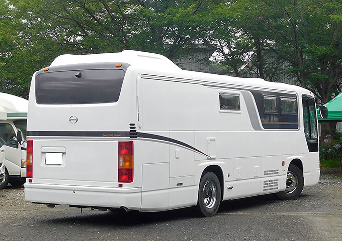 空间舒适度层级提升,日野中型客车改房车,配8.0l柴油v6发动机