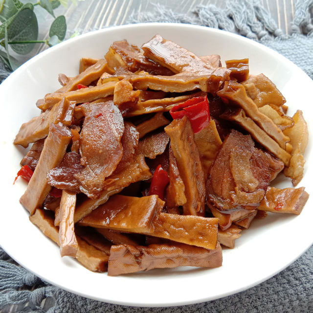 腊肉炒烟熏腊豆干,口感劲道有嚼劲,下酒棒极了