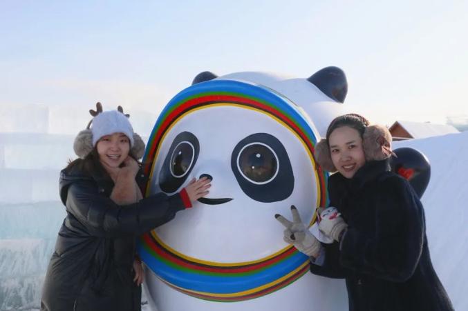 冰墩墩雪容融真人图片