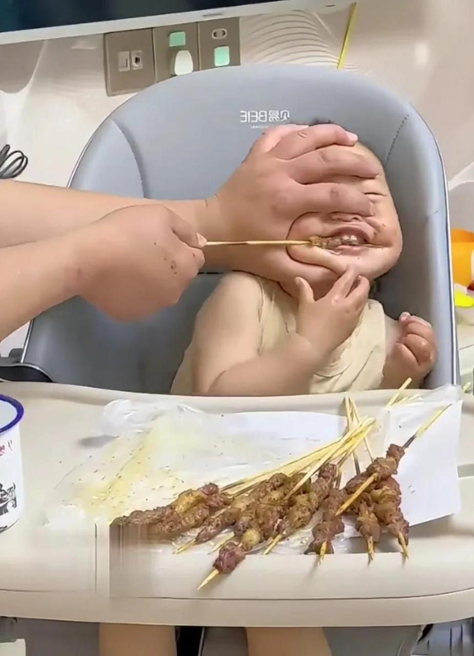 一男一女正在屋里亲热,突然传来开门的声音,男的急忙对女的说:"赶紧去