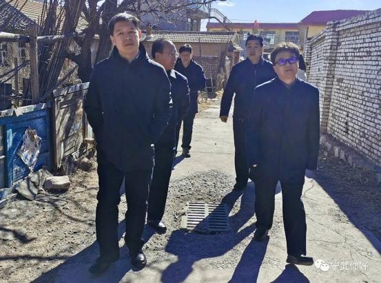 宁武县政府县长王卓在东寨镇调研