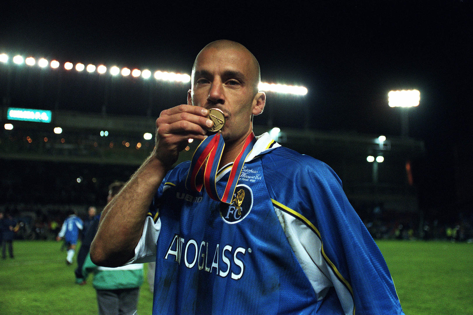 维亚利在切尔西的日子:吸烟,赛前在更衣室和球员一起喝香槟