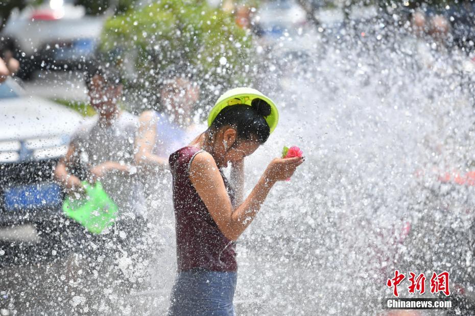 瑞丽泼水节图片