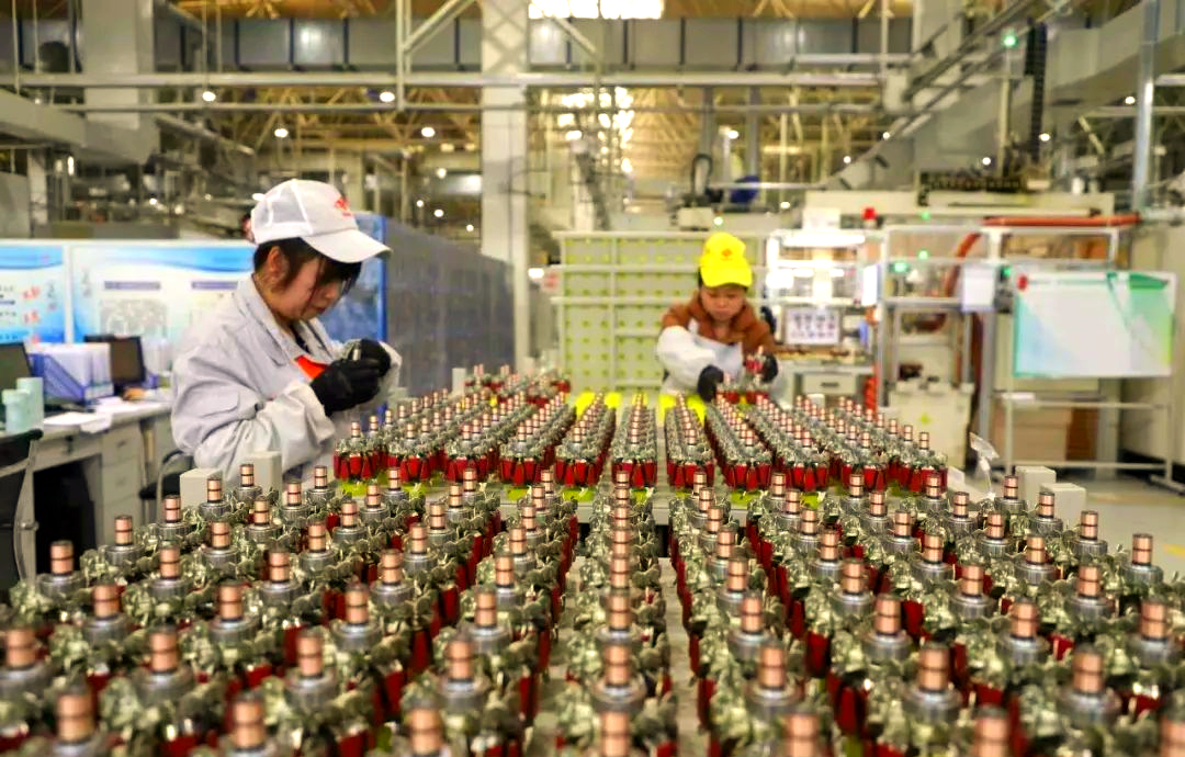 走进位于成都经开区的华川电装生产车间,机械手臂与智能设备协同作业